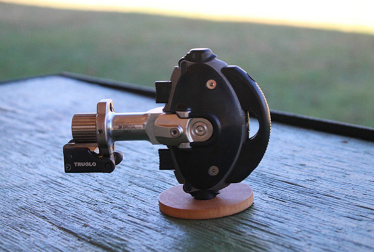 Súng bàn tay do kỹ sư Matthew Carmel và công ty Constitution Arms của ông chế tạo. Khẩu súng nhỏ gọn chỉ bắn được một phát này được thiết kế đặc biệt dành cho người khuyết tật và người già yếu... không đủ sức lực để sử dụng một khẩu súng thông thường.