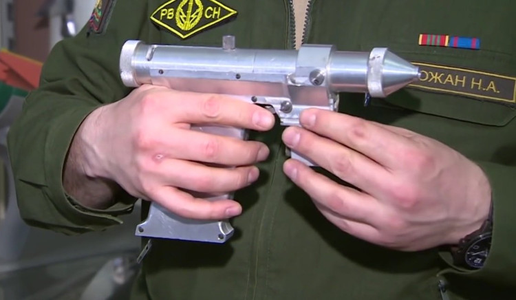 Là một phần trong chương trình trạm vũ trụ quân sự, năm 1984, các nhà khoa học Liên Xô đã phát triển những khẩu "súng laser" cầm tay nhỏ gọn có khả năng vô hiệu hóa vệ tinh do thám của quân địch và làm mù mắt người. Trên thực tế thì khẩu súng màu bạc này không đủ mạnh để xuyên thủng vỏ của vệ tinh hay tàu vũ trụ.