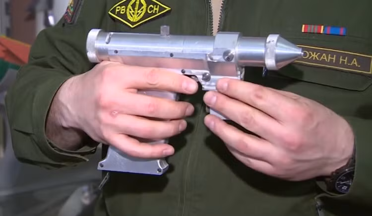 Là một phần trong chương trình trạm vũ trụ quân sự, năm 1984, các nhà khoa học Liên Xô đã phát triển những khẩu "súng laser" cầm tay nhỏ gọn có khả năng vô hiệu hóa vệ tinh do thám của quân địch và làm mù mắt người. Trên thực tế thì khẩu súng màu bạc này không đủ mạnh để xuyên thủng vỏ của vệ tinh hay tàu vũ trụ.