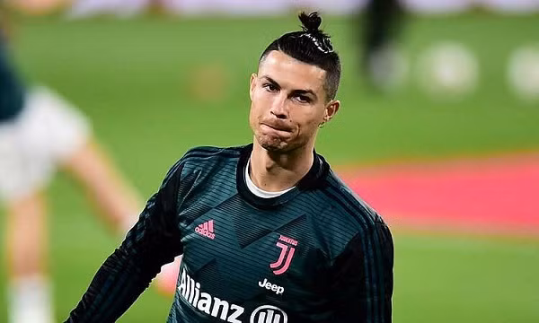 Siêu sao người Bồ Đào Nha không quên gửi lời nhắn nhủ fan cảnh giác và tự bảo vệ sức khỏe trước dịch bệnh đang diễn biến phức tạp: "Điều quan trọng nhất là chúng ta cần tuân theo chỉ dẫn từ WHO (Tổ chức Y tế thế giới) cũng như chính phủ, để tự bảo vệ bản thân trong tình cảnh hiện tại. Bảo vệ cuộc sống con người phải được đặt trên bất kỳ lợi ích nào khác”.