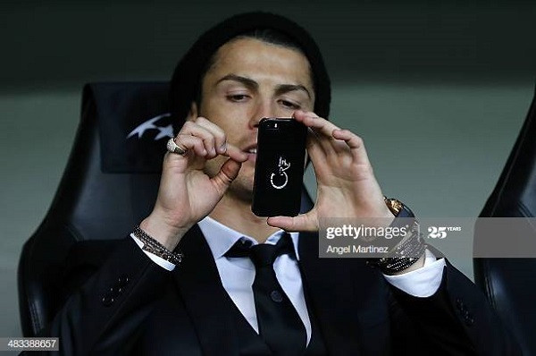 Những lần cầu thủ Bồ Đào Nha được bắt gặp đang sử dụng smartphone của Táo khuyết.