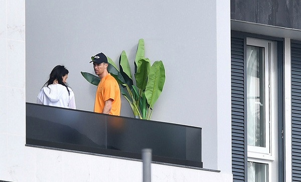 Hiện tại Cristiano Ronaldo đang thực hiện tự cách ly 14 ngày cùng với bạn gái và gia đình tại Madeira, Bồ Đào Nha. Do trước đó, bản thân anh có tiếp xúc gần với Daniele Rugani, cầu thủ đầu tiên tại Serie A được xác nhận dương tính với virus corona chủng mới.