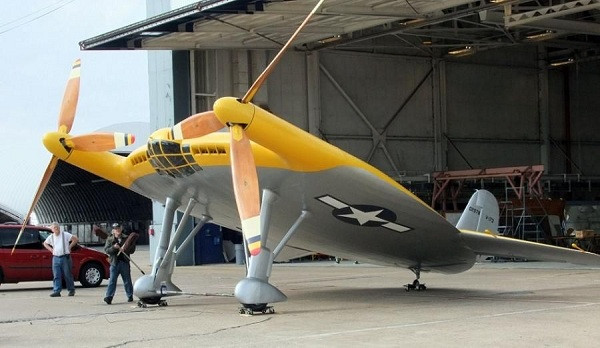 "Bánh crepe bay'' Vought V-173 được Charles Zimmerman lần đầu tiên nghĩ ra vào năm 1937. Máy bay này có hình dạng một chiếc tàu lượn hình bán nguyệt, lắp đặt buồng lái phía trước và 2 động cơ với 3 cánh quạt ở hai bên.