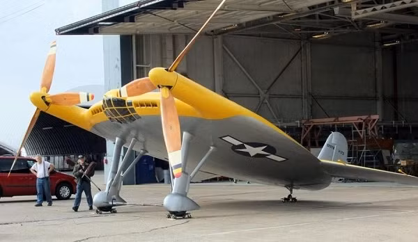 "Bánh crepe bay'' Vought V-173 được Charles Zimmerman lần đầu tiên nghĩ ra vào năm 1937. Máy bay này có hình dạng một chiếc tàu lượn hình bán nguyệt, lắp đặt buồng lái phía trước và 2 động cơ với 3 cánh quạt ở hai bên.