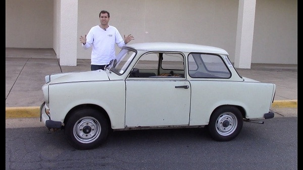 Dưới lớp kim loại mỏng ở vỏ xe là vật liệu gồm nhựa phenol và xơ bông, cộng thêm những yêu cầu vô lý nên Trabant không bền chút nào. Xe càng cũ thì càng hay hỏng hóc, phụ tùng thay thế khan hiếm, người dùng phải tìm cách tra lắp đủ thứ linh kiện.