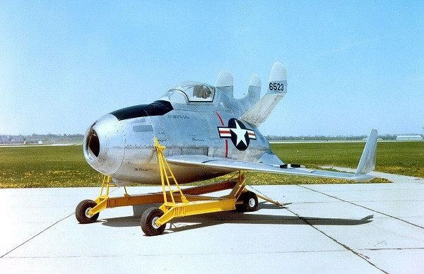 Chiến đấu cơ "Ký sinh trùng'' XF-85 Goblin ra đời vào cuối những năm 1940 nhằm hộ tống oanh tạc cơ B-36. Có chiều dài chỉ khoảng 4 m và cao chưa đến 3 m, sải cánh khi gập lại dài 1,5 m, trọng lượng của nó không vượt quá 3 tấn nhưng đạt tốc độ hơn 950 km/giờ.