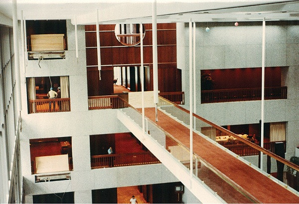 Lối thiết kế cầu treo ở khách sạn Hyatt Regency tại thành phố Kansas, bang Missouri, Mỹ, được thiết kế dành cho người đi bộ. Hai cây cầu treo đã sập xuống vào ngày 17/7/1981, làm 114 người chết và hơn 200 người bị thương.