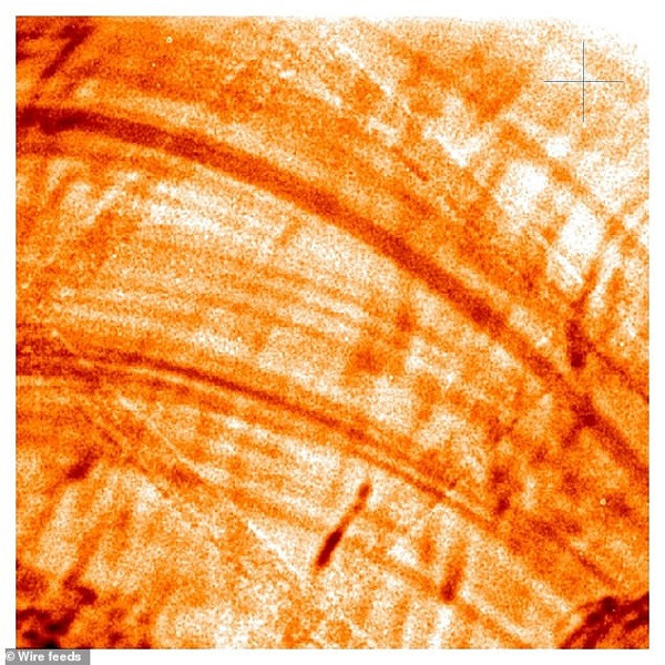 Hi-C cũng chụp rõ nét các dải nhiệt trong "vùng tối", được tạo ra từ plasma siêu nóng, lên tới triệu độ C.