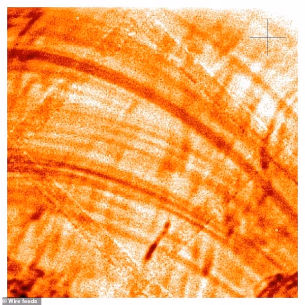 Hi-C cũng chụp rõ nét các dải nhiệt trong "vùng tối", được tạo ra từ plasma siêu nóng, lên tới triệu độ C.