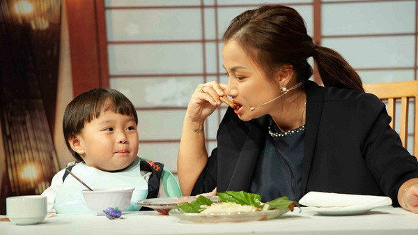 Bên cạnh đó, nữ vlogger đình đám cũng cũng chia sẻ quan điểm về việc có khá nhiều người đổ xô làm YouTube trong mùa dịch để kiếm tiền. Theo cô, làm Youtube ngày càng khó và chính kênh của bản thân cũng đang trong trạng thái “cầm cự”.