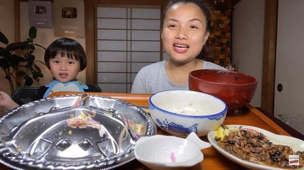 "Từ đầu tháng 4 tới giờ, YouTube tự động cắt giảm thu nhập của Quỳnh và họ không hề báo cho mình một tiếng nào hay email các kiểu…", Quỳnh Trần nói trong video.