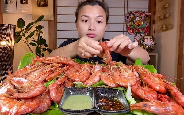Tuy nhiên, nữ vlogger cũng bày tỏ lo lắng khi thu nhập bất ngờ bị giảm một nửa trong khoảng thời gian từ đầu tháng 4 tới nay mà không rõ lý do. Qua trao đổi với một số người bạn làm Youtube cũng như tìm hiểu trên mạng, Quỳnh Trần mới biết rằng không ít người bị trừ tiền như cô.