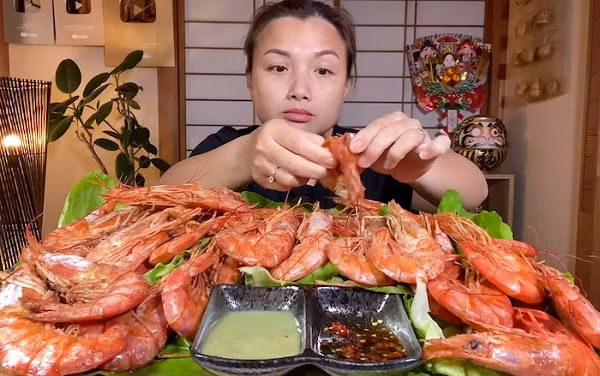 Tuy nhiên, nữ vlogger cũng bày tỏ lo lắng khi thu nhập bất ngờ bị giảm một nửa trong khoảng thời gian từ đầu tháng 4 tới nay mà không rõ lý do. Qua trao đổi với một số người bạn làm Youtube cũng như tìm hiểu trên mạng, Quỳnh Trần mới biết rằng không ít người bị trừ tiền như cô.