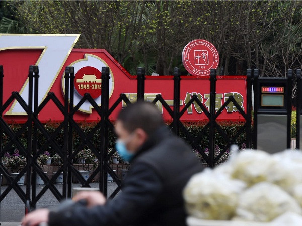 Các sinh viên Trung Quốc "rủ nhau'' spam và đánh giá 1 sao cho ứng dụng học online để khỏi phải làm bài tập về nhà và đến trường. Theo London Review of Books, việc bị đánh giá kém sẽ khiến ứng dụng bị gỡ bỏ khỏi App Store.