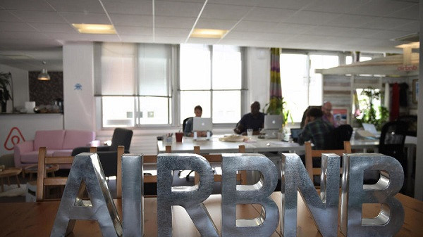 Airbnb cho nhân viên làm việc tại nhà trong hai tuần tới do những lo ngại về virus corona. Tuy nhiên vẫn hỗ trợ trả lương cho các nhân viên làm việc theo giờ.