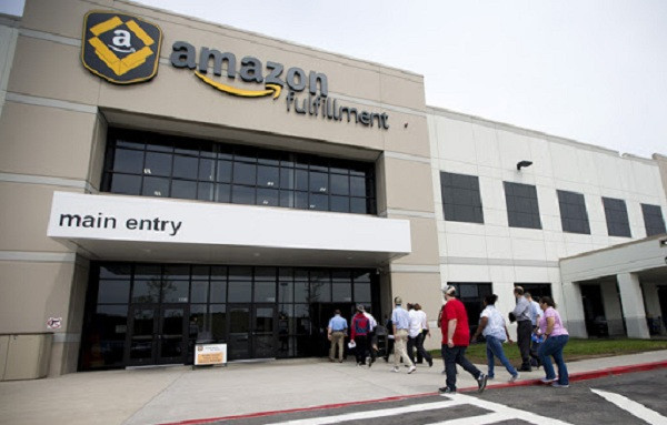 Amazon là doanh nghiệp tiếp theo cho nhân viên tạm nghỉ. Công nhân ở hai trong số các thị trường lớn nhất của công ty là New York và New Jersey ở đã được khuyên nên làm việc từ xa cho đến cuối tháng.