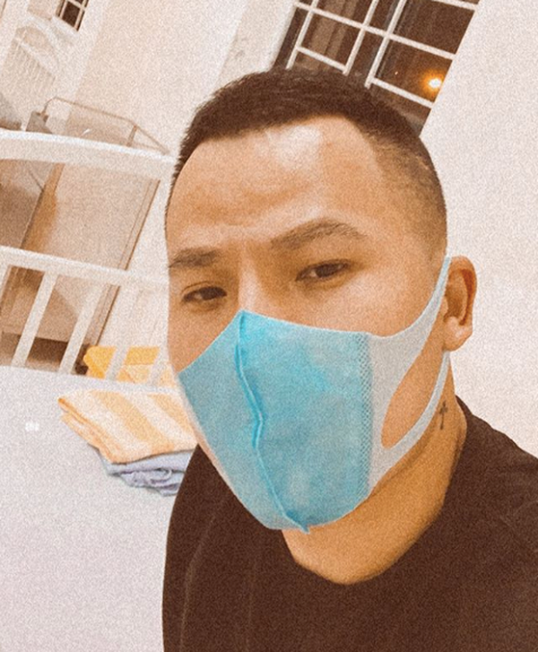 Trong thời gian thực hiện cách ly toàn xã hội, các nghệ sĩ trong showbiz Việt cũng tranh thủ sum vầy bên gia đình, dành ngày nghỉ bên bạn bè, hay bán đồ online,... Với Vũ Khắc Tiệp, đây là lần cách ly thứ 4 của ông bầu này.