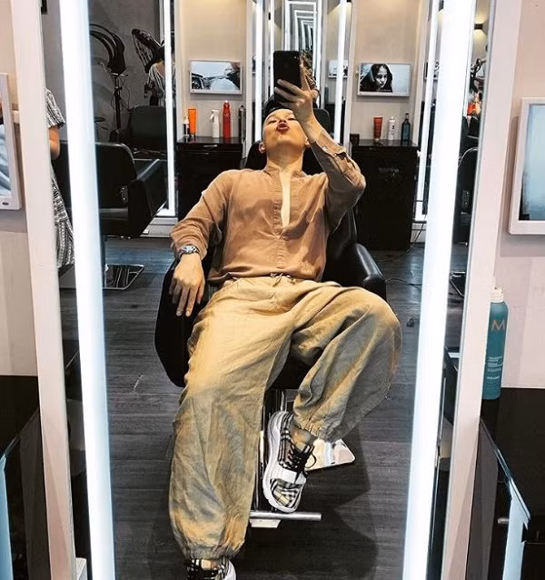 Nói về chuỗi ngày cách ly, Vũ Khắc Tiệp hài hước cho biết, cả ngày chỉ có: "Ăn + ngủ + chụp hình... ngủ tiếp". Vũ Khắc Tiệp lại được cách ly lần thứ 3 | VTC14. Nguồn: Youtube