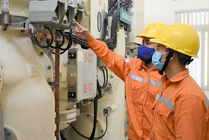 Công tơ điện tử có tích hợp chức năng đọc chỉ số công tơ từ xa bằng sóng vô tuyến, màn hình hiển thị bằng LCD và kỹ thuật đo đếm hiện đại, có độ chính xác cao, chống gian lận, đồng thời còn có khả năng cảnh báo ngược pha.