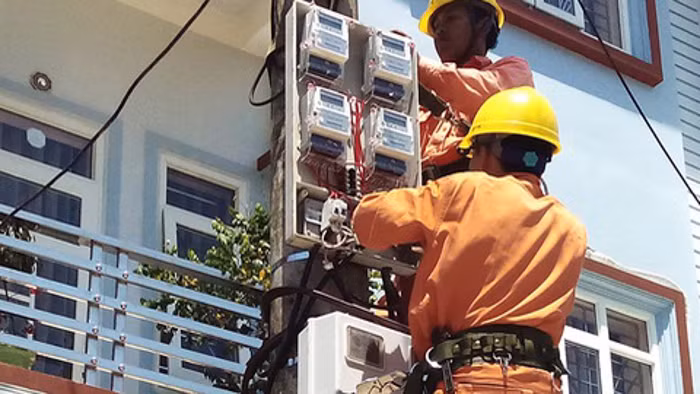 Công tơ có thể tính hợp thêm tính năng đọc chỉ số từ xa qua sóng vô tuyến RF bằng máy tính cầm tay (Handheld Unit). Các công nhân điện không cần phải đến tận nhà gõ cửa để đo chỉ số điện như trên công tơ cơ khí.