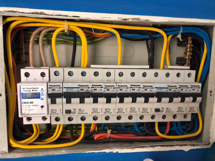 Công tơ điện tử được chế tạo dựa trên nguyên lý của công tơ cơ, nhưng sử dụng công nghệ điện tử, số liệu đo đếm điện năng được hiển thị trực tiếp trên màn hình LCD.