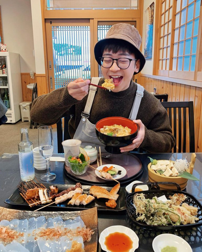 Ninh Titô (tên thật là Vũ Trung Ninh, sinh sống và làm việc tại Hà Nội) cũng là một trong những YouTuber mukbang đình đám nhất tại Việt Nam.