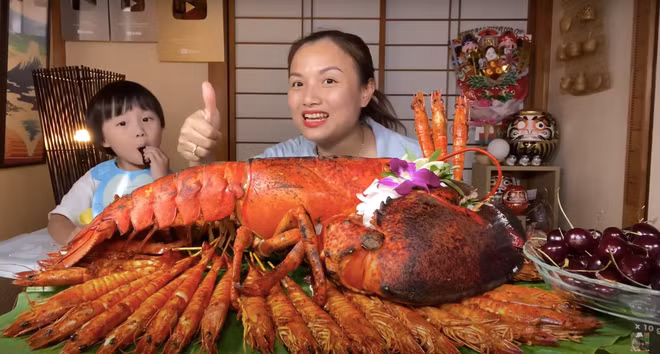 Quỳnh Trần JP mang đến cho người xem những bữa mukbang cực kỳ hoành tráng, được thay đổi liên tục để khán giả không bị chán.