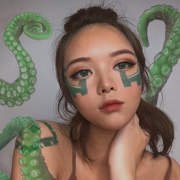 Thêm vào đó là vài thủ thuật photoshop, chèn ghép hình ảnh xúc tu xanh để hình tượng trở nên chân thật hơn.