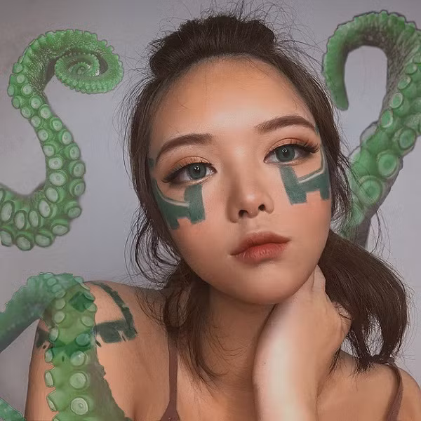 Thêm vào đó là vài thủ thuật photoshop, chèn ghép hình ảnh xúc tu xanh để hình tượng trở nên chân thật hơn.