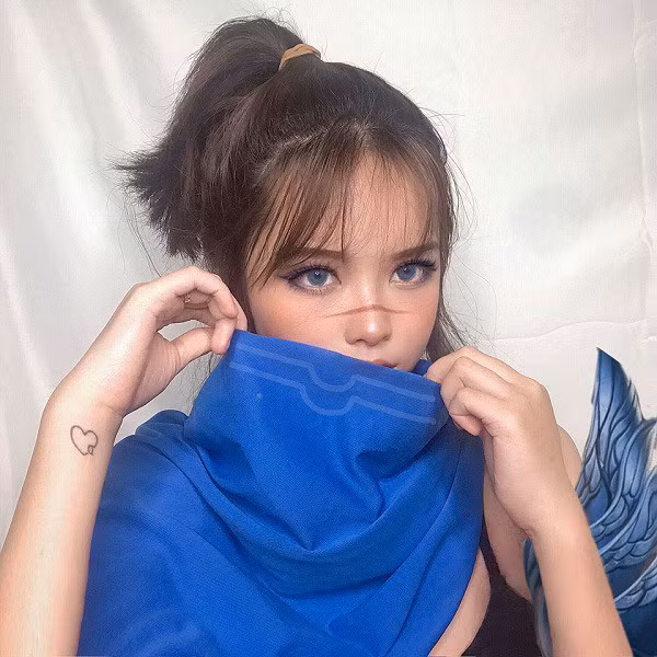 Vẫn là lối make up tinh tế, Thục Chi sử dụng thêm một vài đạo cụ đơn giản khăn choàng và giáp vai, thậm chí là cả cây sáo của Yasuo.