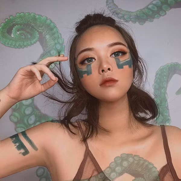 Vẫn là lối make up đầy cuốn hút như trước, để nhập vai thật hoàn hảo thành nữ tướng xúc tu siêu khó, Thục Chi còn vẽ cả minh họa xúc tu trên mặt và tay.