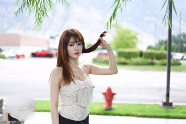 Nhờ ưu thế ngoại hình, không có gì ngạc nhiên khi Yuki Han lập tức trở nên nổi tiếng trong cộng đồng mạng. Các bức ảnh của cô được lan truyền với tốc độ chóng mặt trên những diễn đàn cùng với trang tin Hàn Quốc.