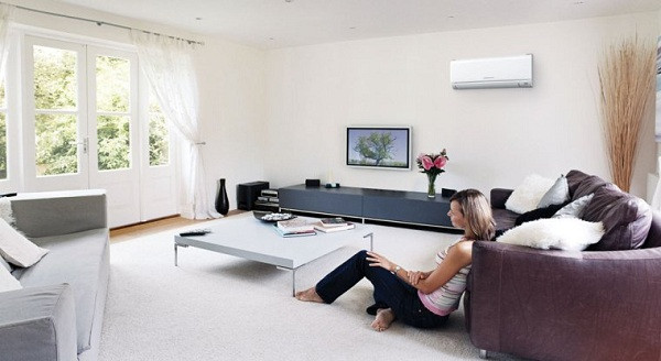 Đóng kín cửa phòng: Hãy đảm bảo rằng cửa phòng luôn được đóng kín khi bật máy lạnh, giúp tăng tuổi thọ cho máy và tiết kiệm chi phí tiền điện hàng tháng cho gia đình. Trong trường hợp phòng có nhiều kẽ hở hãy chèn khăn hoặc xốp để hơi lạnh không bị thoát ra nhiều.