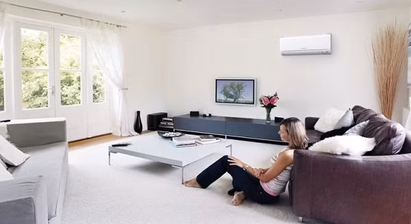 Đóng kín cửa phòng: Hãy đảm bảo rằng cửa phòng luôn được đóng kín khi bật máy lạnh, giúp tăng tuổi thọ cho máy và tiết kiệm chi phí tiền điện hàng tháng cho gia đình. Trong trường hợp phòng có nhiều kẽ hở hãy chèn khăn hoặc xốp để hơi lạnh không bị thoát ra nhiều.