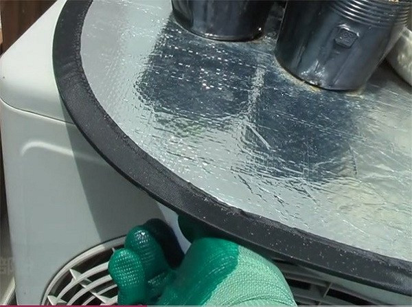 Một trong những mẹo hay ho mà không phải ai cũng biết phần nào giúp phòng của bạn nhanh mát hơn khi bật điều hòa đó là sử dụng tấm bạc chống nhiệt để phủ dàn nóng. Việc này giúp cho dàn nóng của điều hòa không bị ánh mặt trời chiếu trực tiếp mà tiết kiệm tiền điện từ 5% đến 10%.