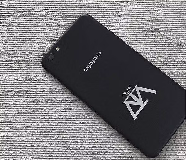 Hình ảnh chiếc smartphone Oppo F3 với logo MTP sau ốp lưng từng được nam ca sĩ chia sẻ trên trang cá nhân. Trong MV "Hãy trao cho anh" ra mắt năm 2019, anh cũng cầm trên tay chiếc Oppo F9 đầy sắc màu.