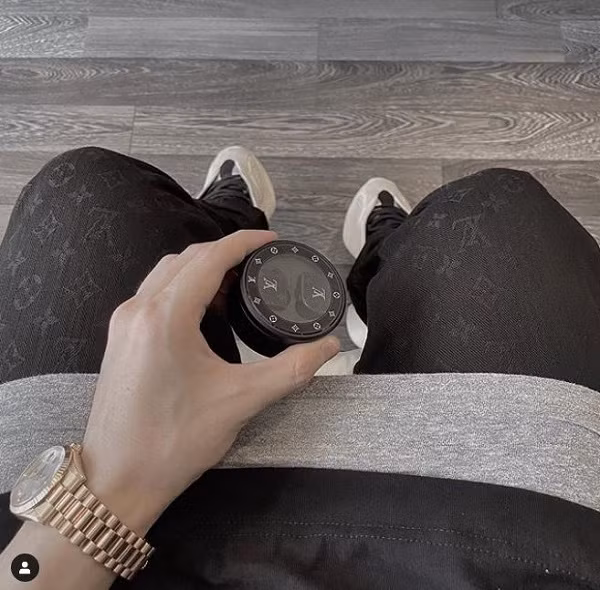 Hóa ra phiên bản tai nghe mà ''sếp'' Sơn Tùng M-TP sở hữu ''không phảidạng vừa''. Đây chính là sản phẩm thiết kế giới hạn từ nhà mốt Louis Vuitton hợp tác với kết hợp thương hiệu âm thanh cao cấp Master &amp; Dynamic