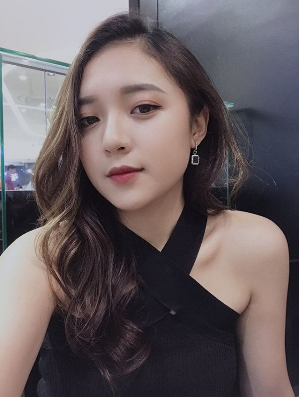 Hãy cùng chiêm ngưỡng nhan sắc của nữ MC xinh đẹp nhất Đấu Trường Danh Vọng mùa xuân 2020.