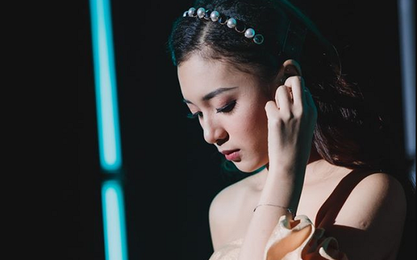 Thế nhưng không phải các cao thủ game mà Phương Thảo - n ữ MC của giải đấu này mới là người chiếm trọn ''spotlight'', thu hút sự chú ý của cộng đồng Liên Quân Mobile bởi nhan sắc xinh đẹp.