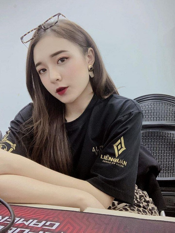 Nữ MC xinh đẹp của cộng đồng Liên Quân Mobile còn là gương mặt không mấy xa lạ với khán giả truyền hình khi thường xuyên xuất hiện trên sóng đài truyền hình quốc gia VTV. Cô nàng được biết đến là ''nữ MC VTV trẻ tuổi nhất'', tạo dấu ấn với người xem với vẻ ngoài xinh đẹp, nụ cười duyên dáng cùng cách dẫn tinh tế, nhẹ nhàng.