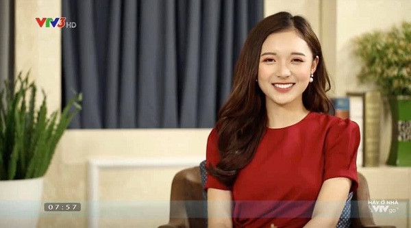 Phương Thảo luôn xuất hiện trên sóng với nụ cười tỏa nắng.