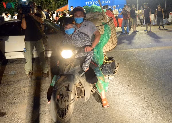 Do bo cach ly, nguoi Ha Loi cho hoa mau di ban ngay trong dem-Hinh-14