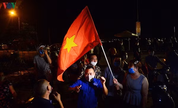 Do bo cach ly, nguoi Ha Loi cho hoa mau di ban ngay trong dem-Hinh-8