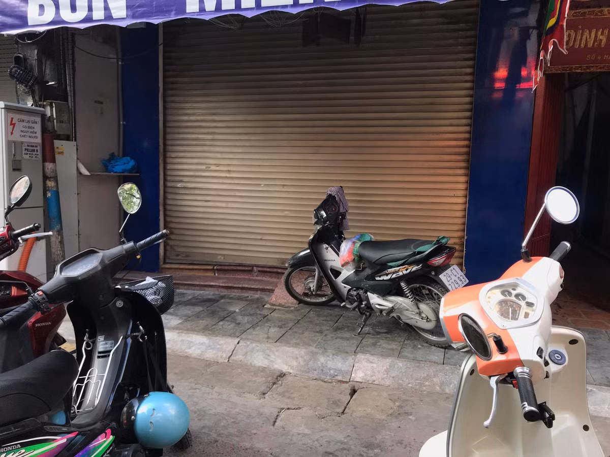 Theo dự kiến, ban đầu, thành phố sẽ cho lắp đặt 20 trạm thuê, chủ yếu tại các khu vực vườn hoa, công viên và các khu vực tập trung nhiều cơ quan, trung tâm thương mại. Tuy đã xuất hiện trên ứng dụng nhưng nhiều vị trí được cho là lắp đặt trạm xe vẫn chưa thành hình. (Điểm trên phố Hàng Bút)