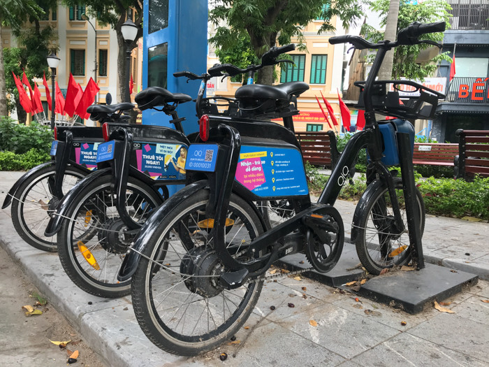 Được biết, người thuê có thể thanh toán qua các ứng dụng ví điện tử trên điện thoại, thẻ ngân hàng hoặc mua vé lượt, ngày, tháng. Giá thuê xe điện dự kiến là 20.000 đồng cho giờ đầu, 500.000 đồng/ tháng.