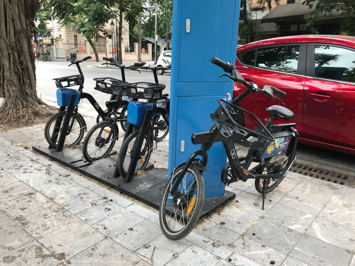 Theo chia sẻ của nhiều người dân, những chiếc xe này đã xuất hiện tại đây từ lâu nhưng chưa được đưa vào sử dụng.