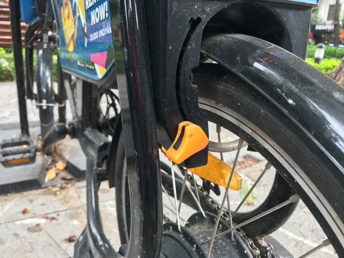 Những chiếc xe này chỉ được bảo quản sơ sài bằng khoá bánh và chốt khoá cứng tại vị trí.