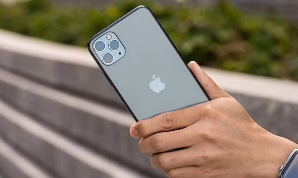 Iphone 11 Pro phat ra buc xa gap 2 lan nguong an toan