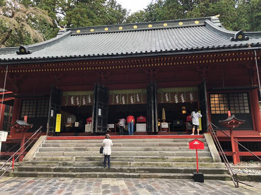 Hồi tháng 6, đền Shinto bắt đầu triển khai nhận đóng góp phi tiền mặt. Trụ trì của một đền Shinto cho biết, việc này nhằm muốn bắt kịp với những thay đổi của xã hội. Số lượng người dùng hiện tại là một vài người một tháng nhưng hiện tại việc này lại rất phổ biến với người trẻ .