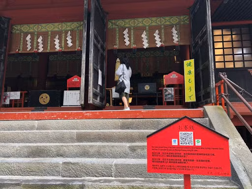 Ở Shikoku, thậm chí ngôi đền Byodoji còn đang triển khai ba phương thức công đức qua di động từ thời điểm cuối năm 2018, bao gồm WeChat Pay, một phương thức thanh toán phổ biến ở Trung Quốc, để du khách nước ngoài cũng có thể công đức.